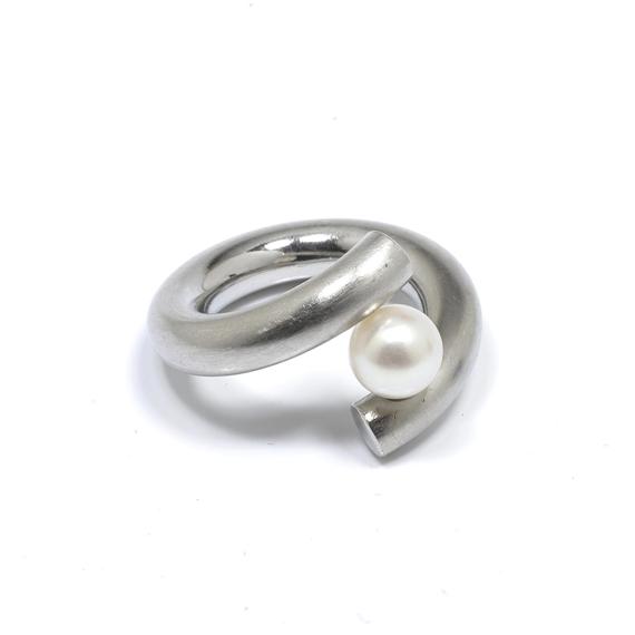 Appraisal: A PEARL AND STEEL RING Casual crois model ring with