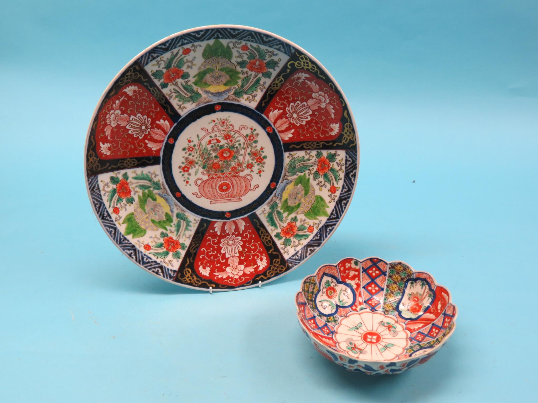 Appraisal: An Imari wall plate painted with a central vase with