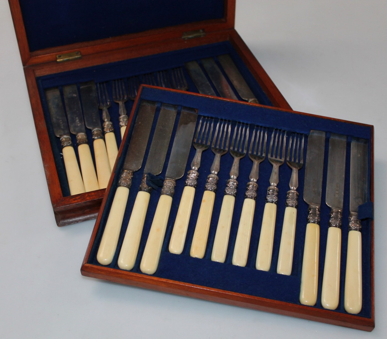 Appraisal: An early thC mahogany case canteen of cutlery with a