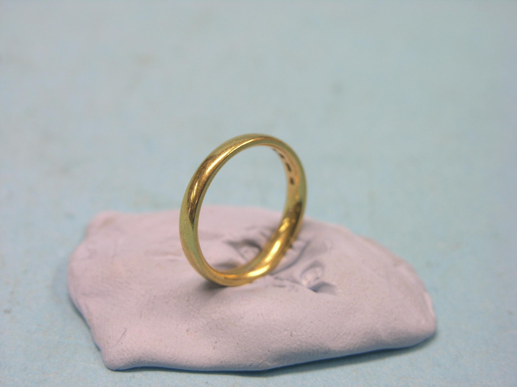 Appraisal: A ct gold band wedding ring grams size L