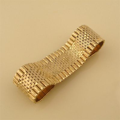 Appraisal: An integrated yellow gold strap bracelet g cm