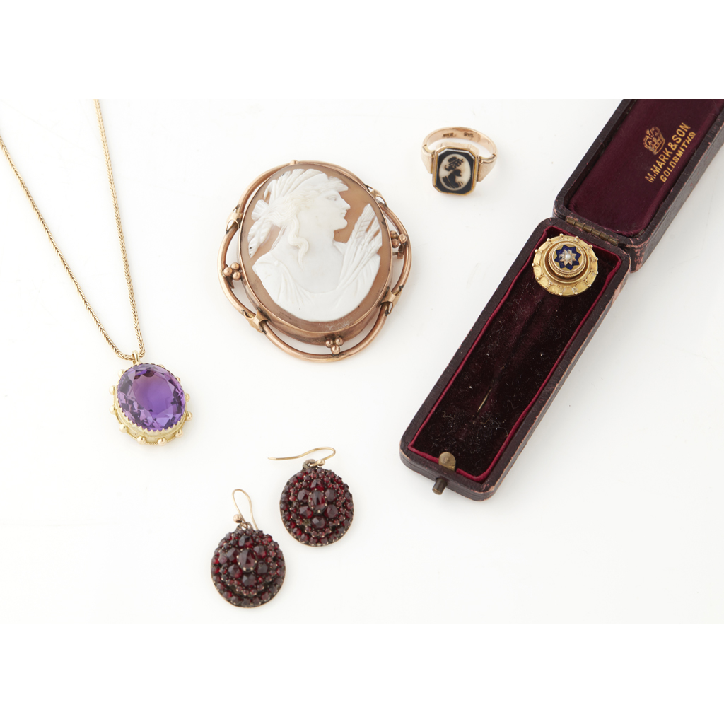 Appraisal: A collection of jewellery to include an amethyst set pendant