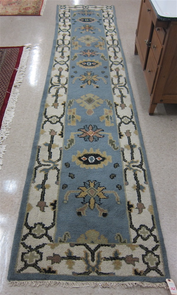 Appraisal: HAND KNOTTED ORIENTAL HALL RUG Indo-Persian Persian Mahal design on