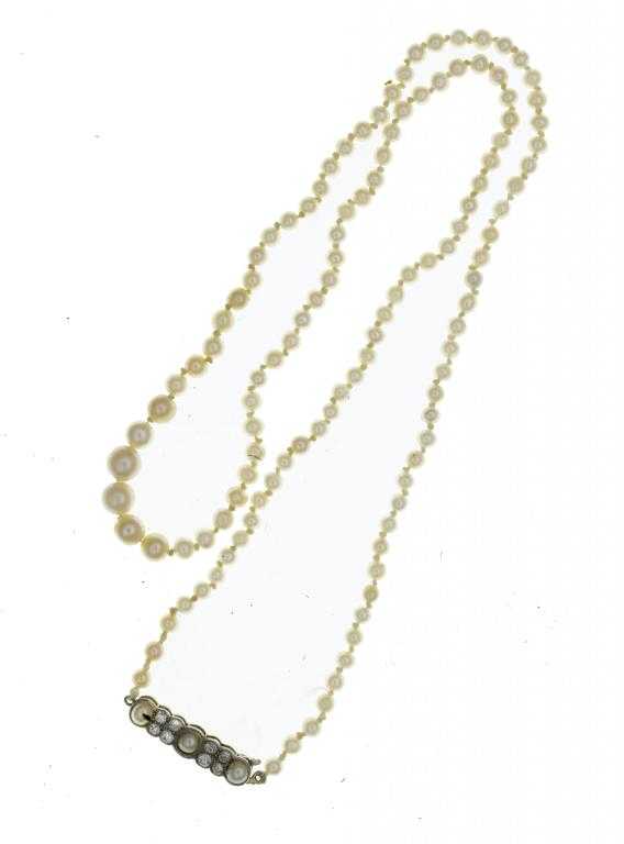 Appraisal: A CULTURED PEARL NECKLACE graduated in size from the centre