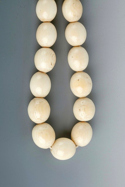 Appraisal: A VICTORIAN IVORY BEAD NECKLACE with oval shaped beads cm