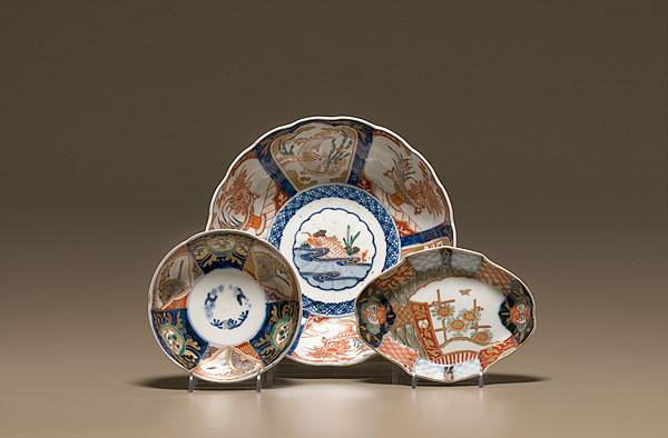 Appraisal: JAPANESE IMARI BOWLS SET OF THREE ca - Polychrome enameled