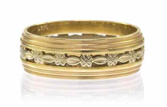 Appraisal: A Vintage Karat Gold Ring with central white gold foliate