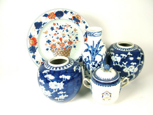 Appraisal: Selection of Chinese blue and white ceramics to include a