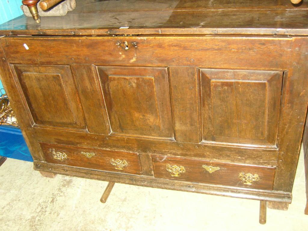 Appraisal: A Georgian oak mule chest with rising lid over panels