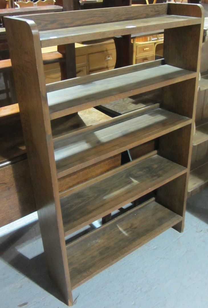 Appraisal: A th century oak floor standing five tier bookcase cm