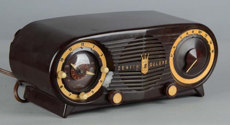 Appraisal: Zenith Deluxe Bakelite Radio Zenith AM radio model J with