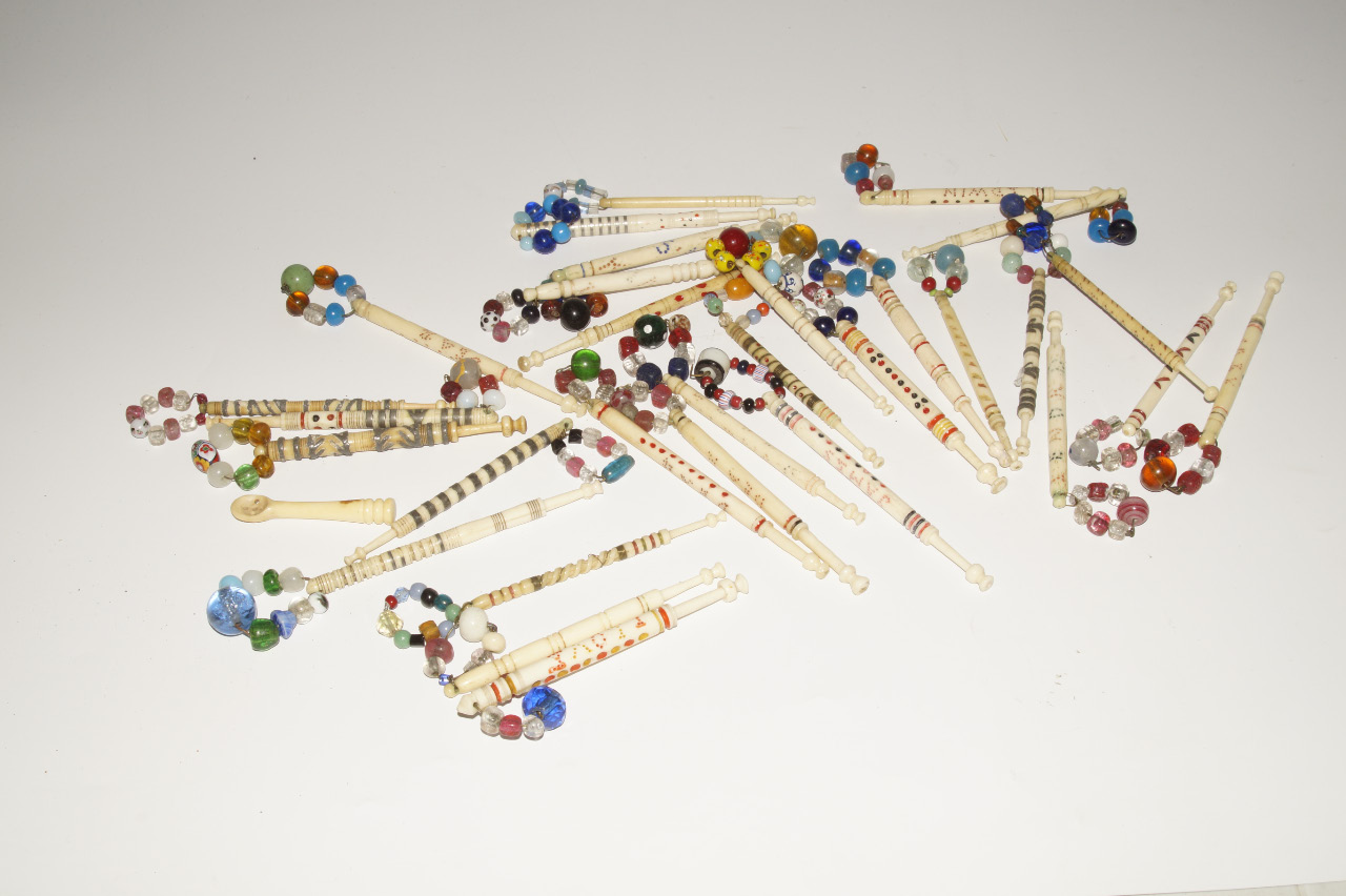 Appraisal: A collection of lace bobbins