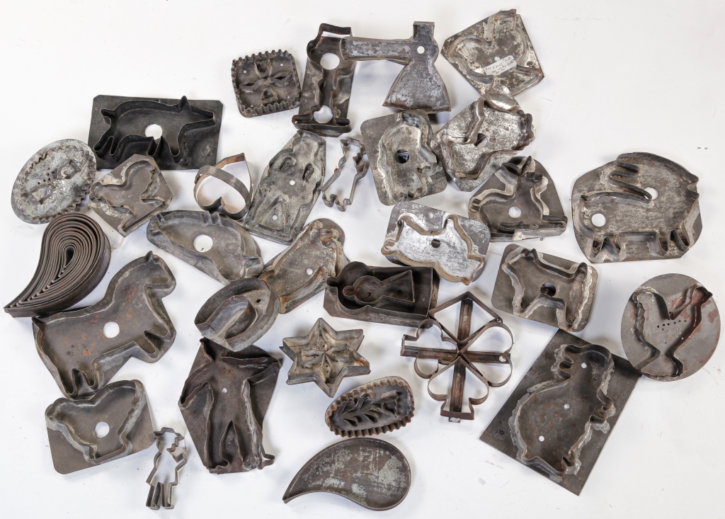 Appraisal: AMERICAN TIN COOKIE CUTTERS Early th century Includes animals people