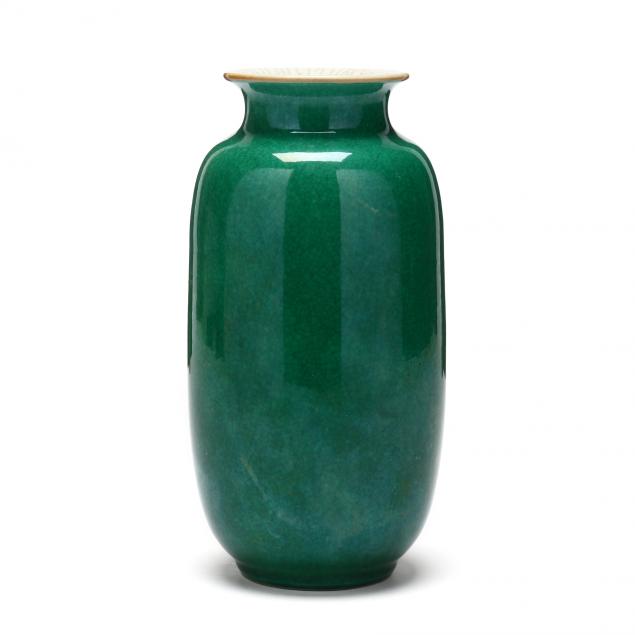 Appraisal: A CHINESE APPLE GREEN GLAZED PORCELAIN VASE Early th century