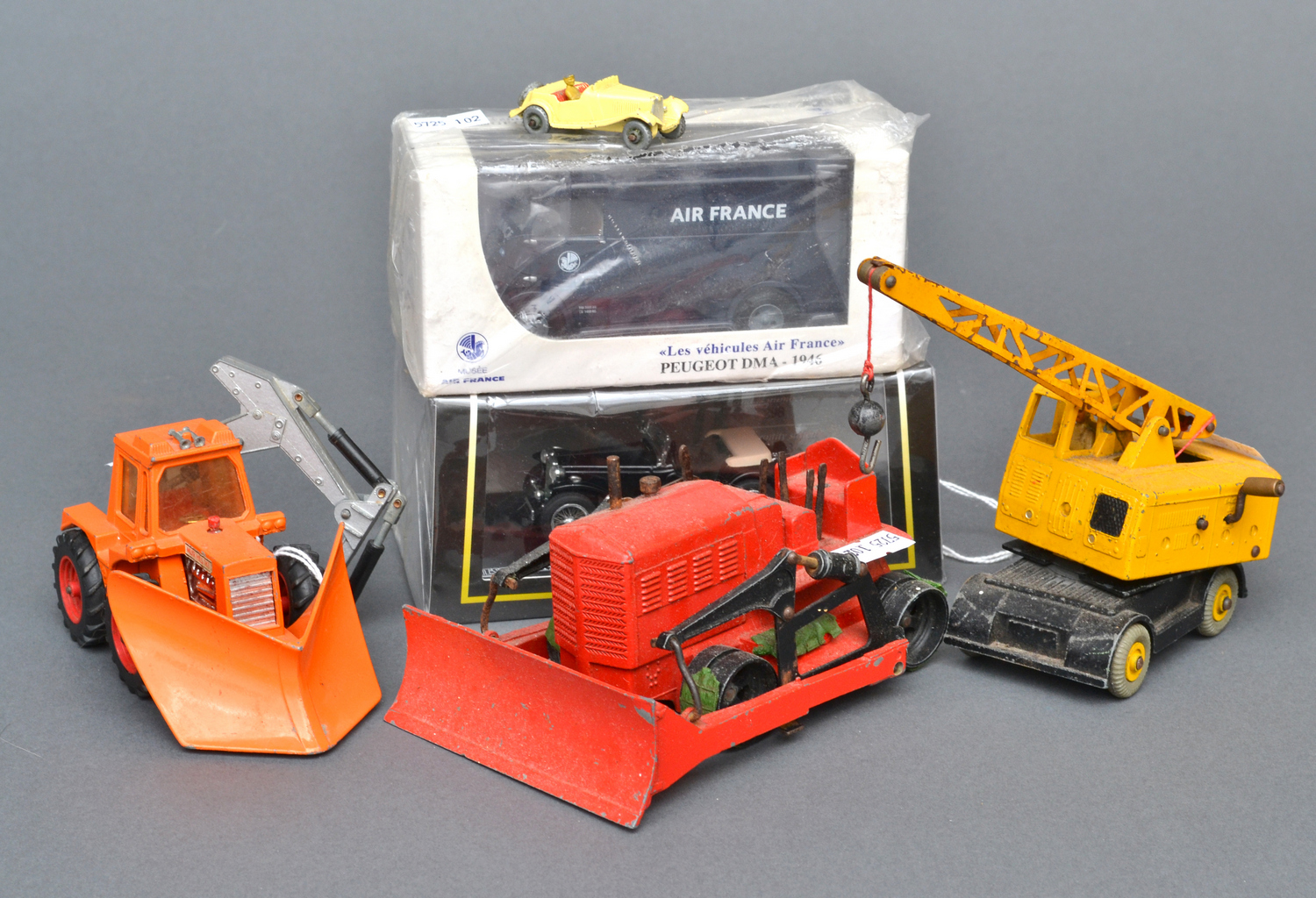 Appraisal: A GROUP OF DIECAST TOYS INCLUDING A DINKY SUPER TOYS