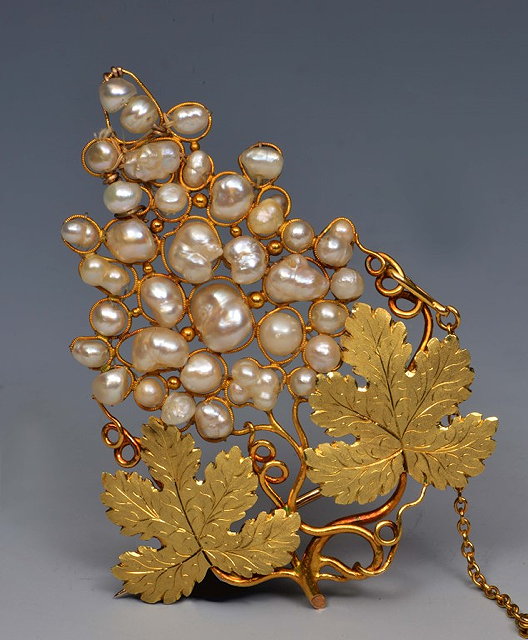 Appraisal: A GOLD AND NATURAL PEARL BROOCH in the form of