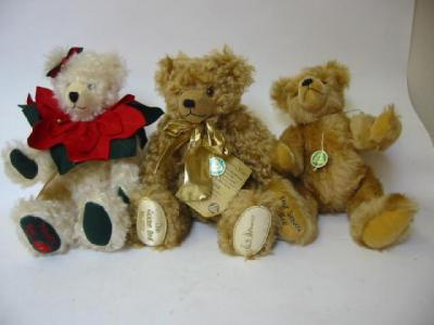 Appraisal: Three Herman bears comprising a musical Golden Bear No high