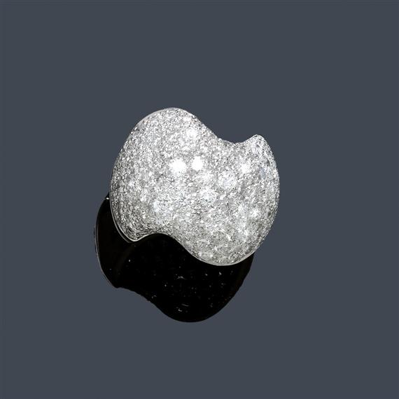 Appraisal: A DIAMOND RING VAN CLEEF ARPELS White gold Attractive broad