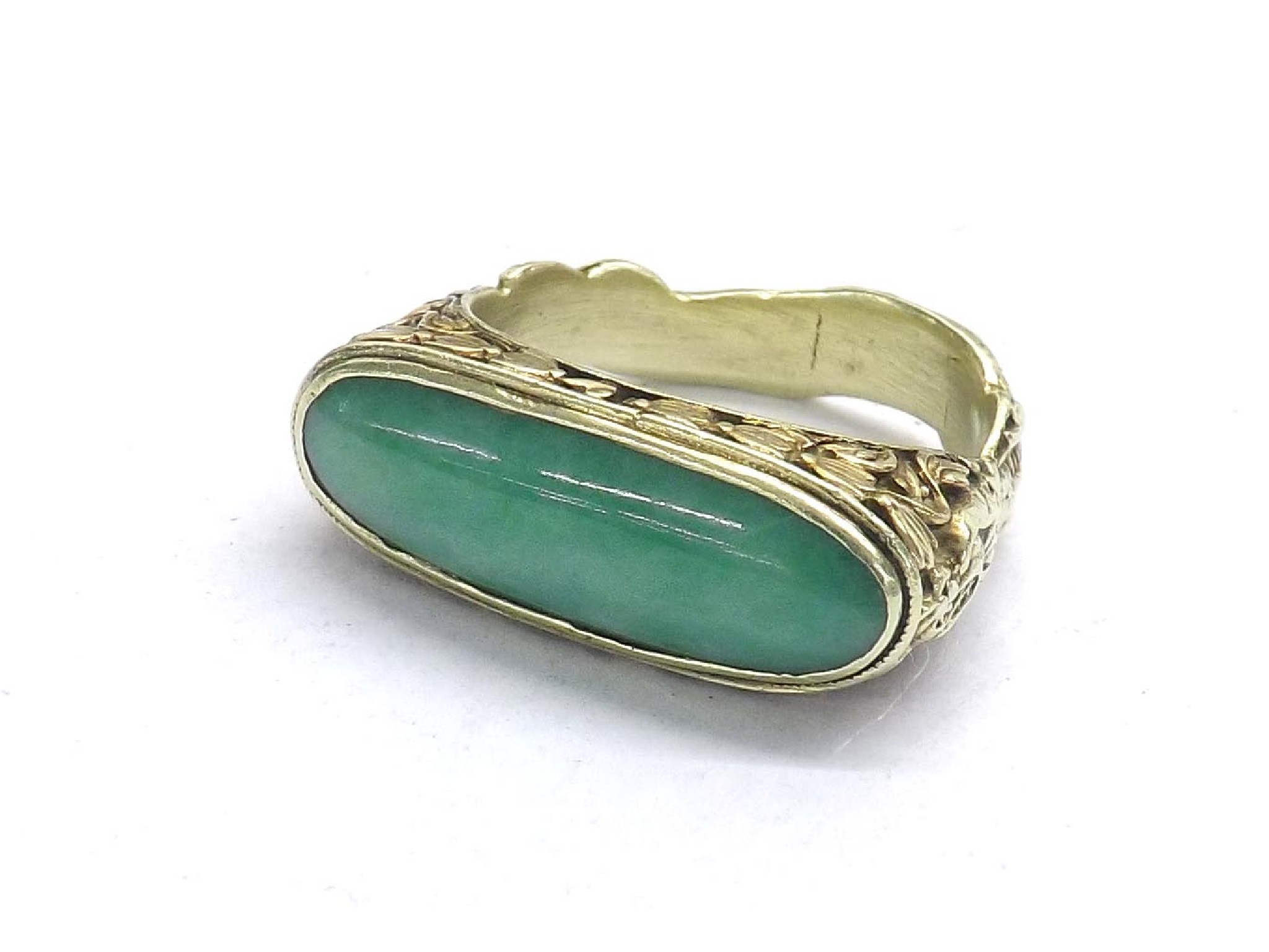 Appraisal: - -A Chinese k carved yellow metal jade set ring