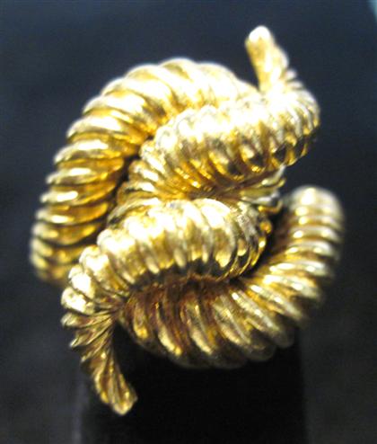 Appraisal: karat yellow gold knot ringin the manner of david webb