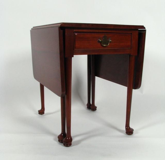 Appraisal: Cherry Harden drop-leaf lamp table with Queen Anne style pad