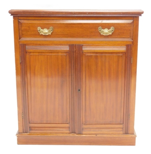 Appraisal: An Edwardian mahogany side cabinet the top with a moulded