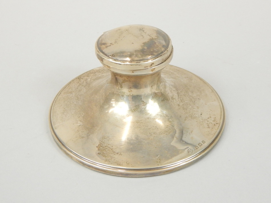 Appraisal: A George V silver capstan type inkwell with liner and