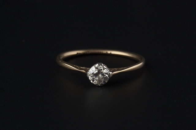 Appraisal: A DIAMOND SINGLE STONE RING the round brilliant-cut diamond in