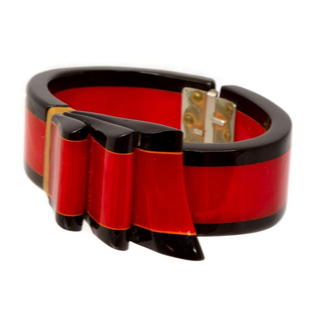 Appraisal: Vintage bakelite hinged ribbon bracelet red black with gilt metal