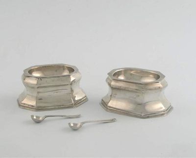 Appraisal: A pair of Victorian trencher salts of octagonal form waisted