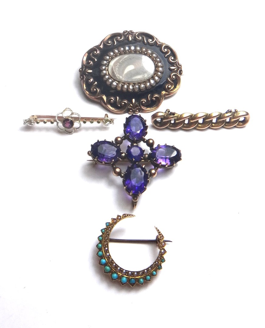 Appraisal: An amethyst set brooch mounted with a circular cut amethyst