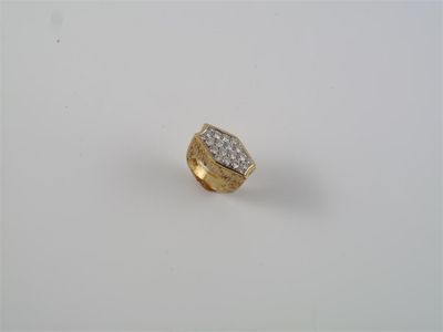 Appraisal: A diamond cluster ring by Kutchinsky The textured ct yellow