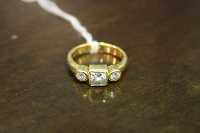 Appraisal: AN CT GOLD RING with central diamond of square cut