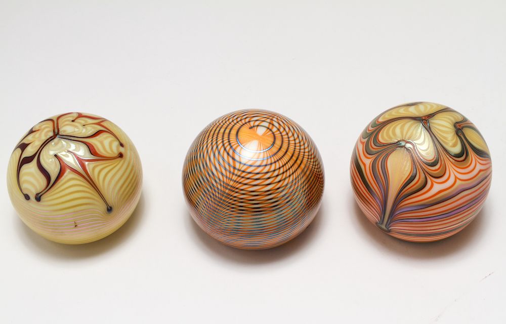 Appraisal: Steven Smyers Art Glass Paperweights Group of three art glass