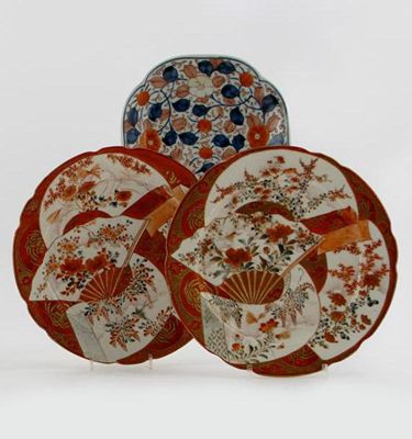 Appraisal: A pair of Japanese Imari pattern plates cm in diameter