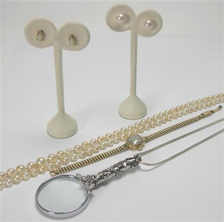 Appraisal: A quantity of jewellery to include cultured pearl earrings three