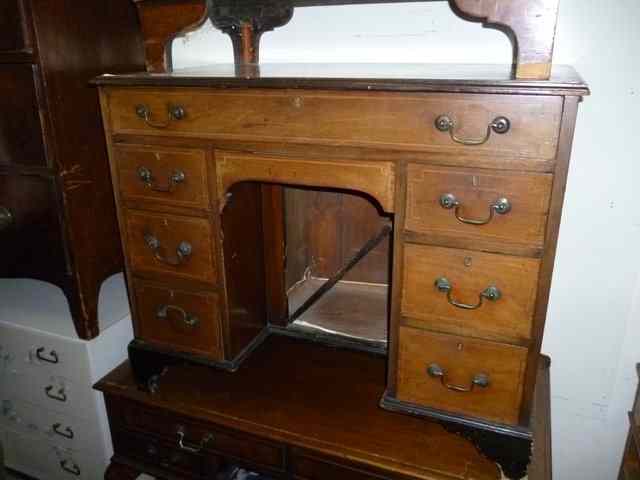 Appraisal: AN OLD MAHOGANY KNEEHOLE DESK with single long drawer and