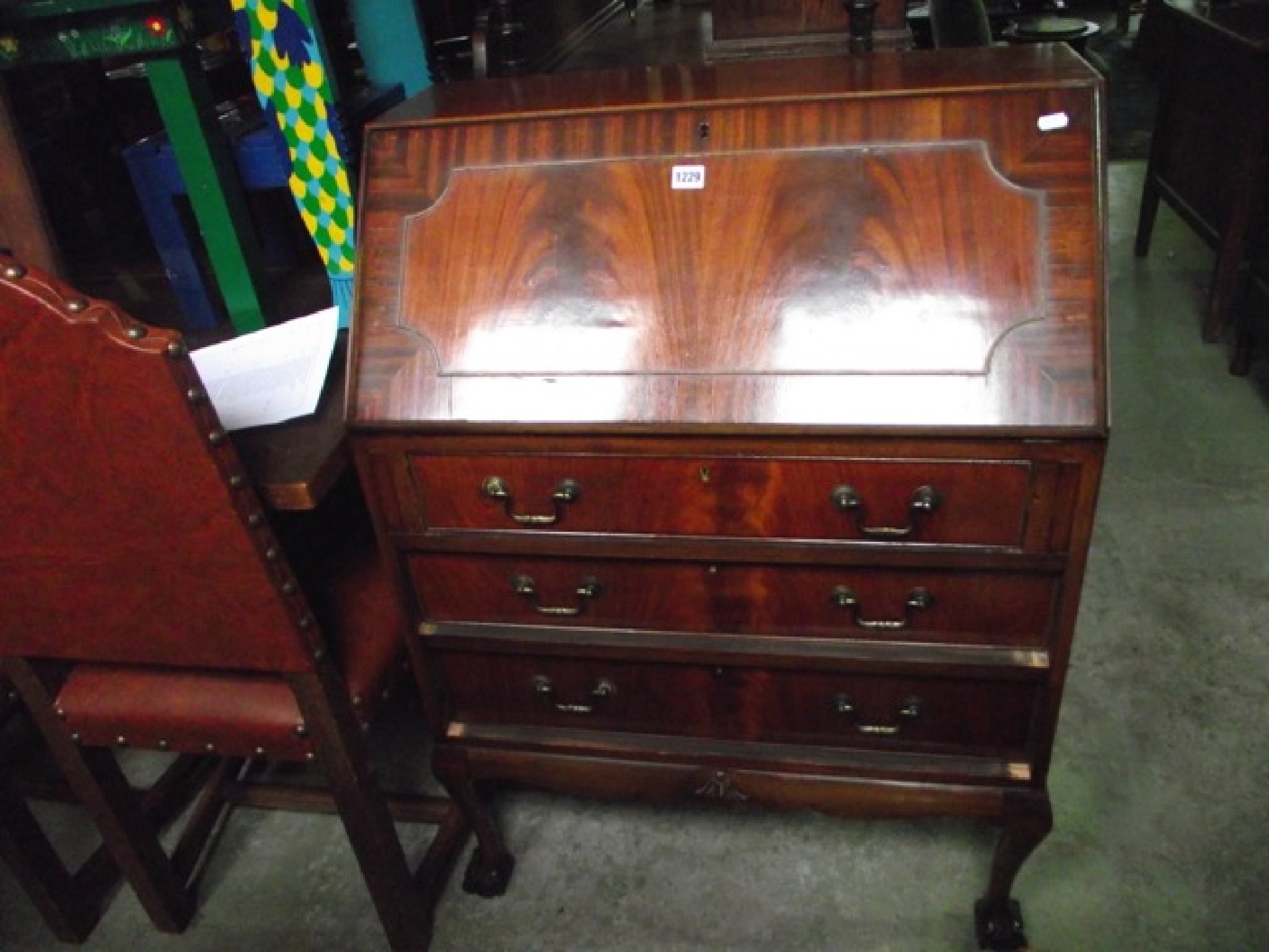 Appraisal: A reproduction mahogany ladies writing bureau in the Queen Anne