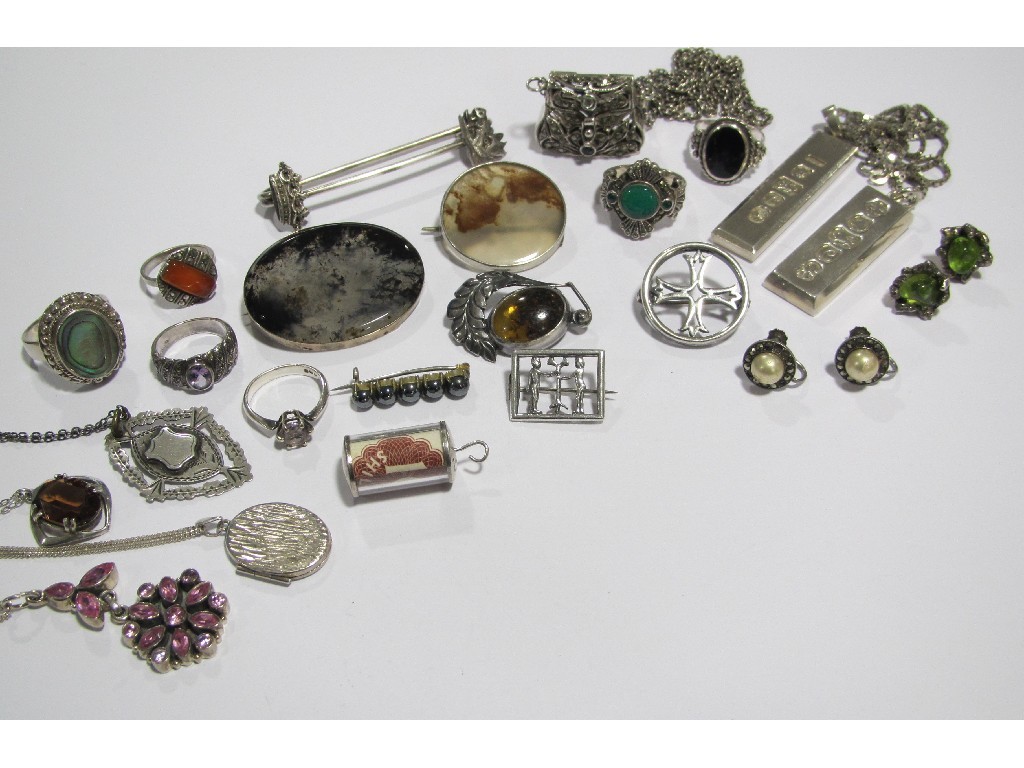 Appraisal: Lot of silver jewellery to include two moss agate brooches