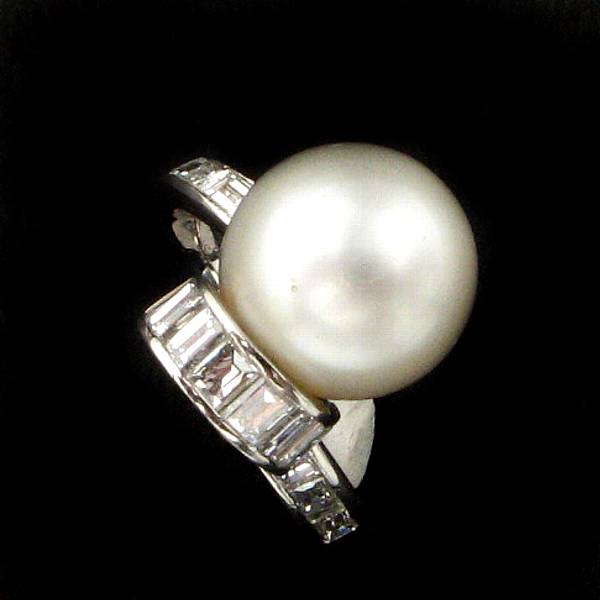 Appraisal: A South Sea cultured pearl diamond and platinum ring centering