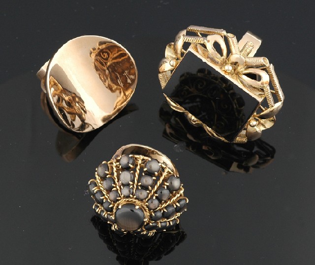 Appraisal: A COLLECTION OF THREE GOLD COCKTAIL RINGS Comprising a ct