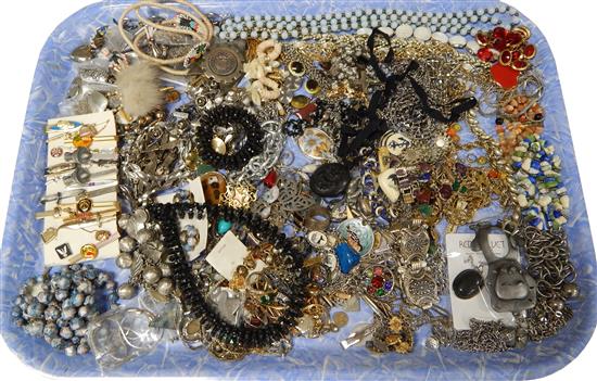 Appraisal: JEWELRY Costume jewelry pieces including tie clips cuff links pins