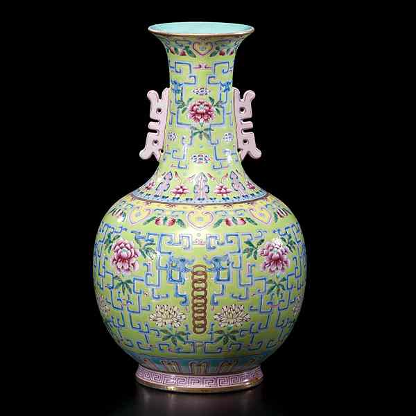 Appraisal: Chinese Famille Rose Vase Chinese th century A famille rose