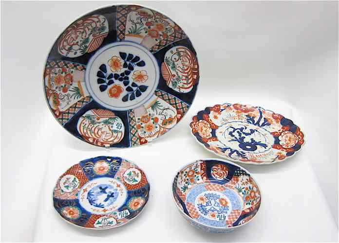 Appraisal: FOUR JAPANESE IMARI PORCELAIN HOLLOWWARE shallow charger ''D scalloped oval