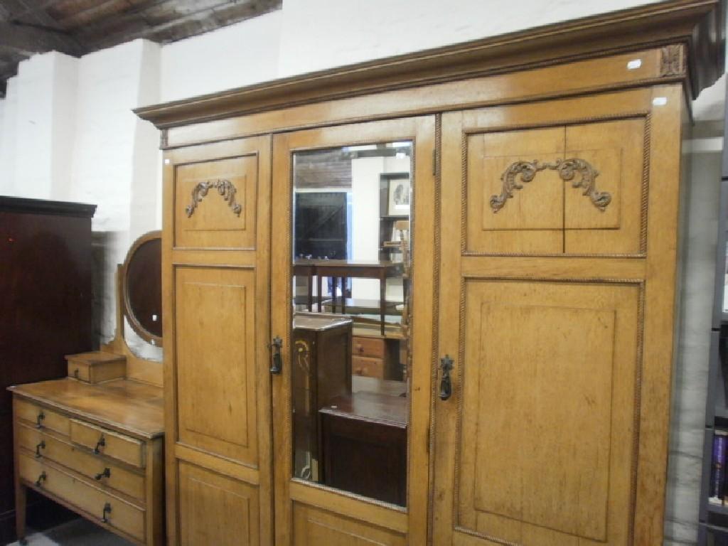 Appraisal: A thC two piece oak bedroom suite comprising an oak