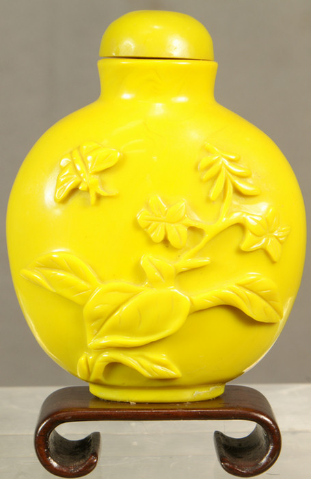 Appraisal: Chinese snuff bottle in carved yellow Peking glass h th