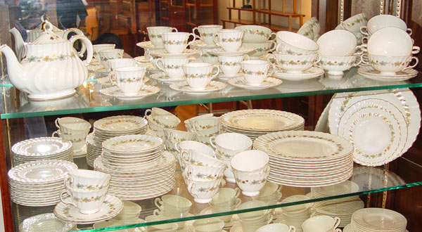 Appraisal: ROYAL DOULTON FINE CHINA IN THE PIEDMONT PATTERN pieces to