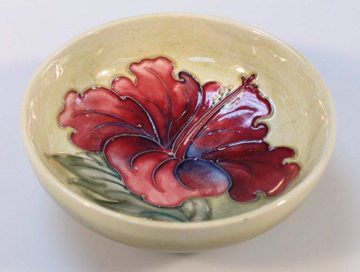 Appraisal: A Moorcroft Hibiscus pattern dish the circular body with a