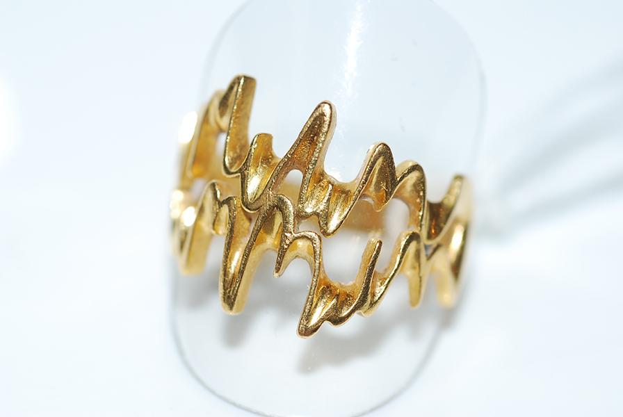 Appraisal: A DRESS RING OF ABSTRACT DESIGN IN CT GOLD A