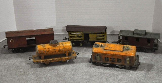 Appraisal: Lionel Prewar EngineWheels need repairing Lionel caboose Along with tin